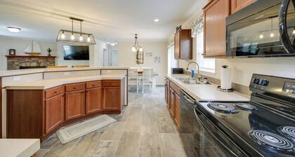 Efficiently Equipped Lewis Home: Deck & Gas Grill!