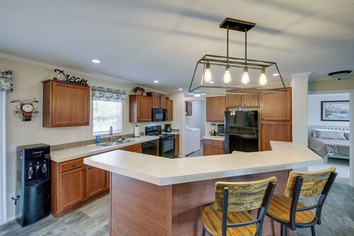 Efficiently Equipped Lewis Home: Deck & Gas Grill!