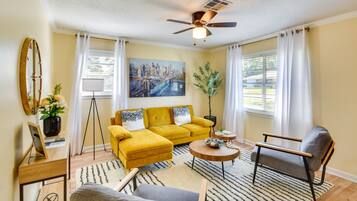 Nhà (4 Bedrooms) | Khu phòng khách | TV