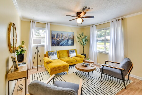 House (4 Bedrooms) | Living area | TV