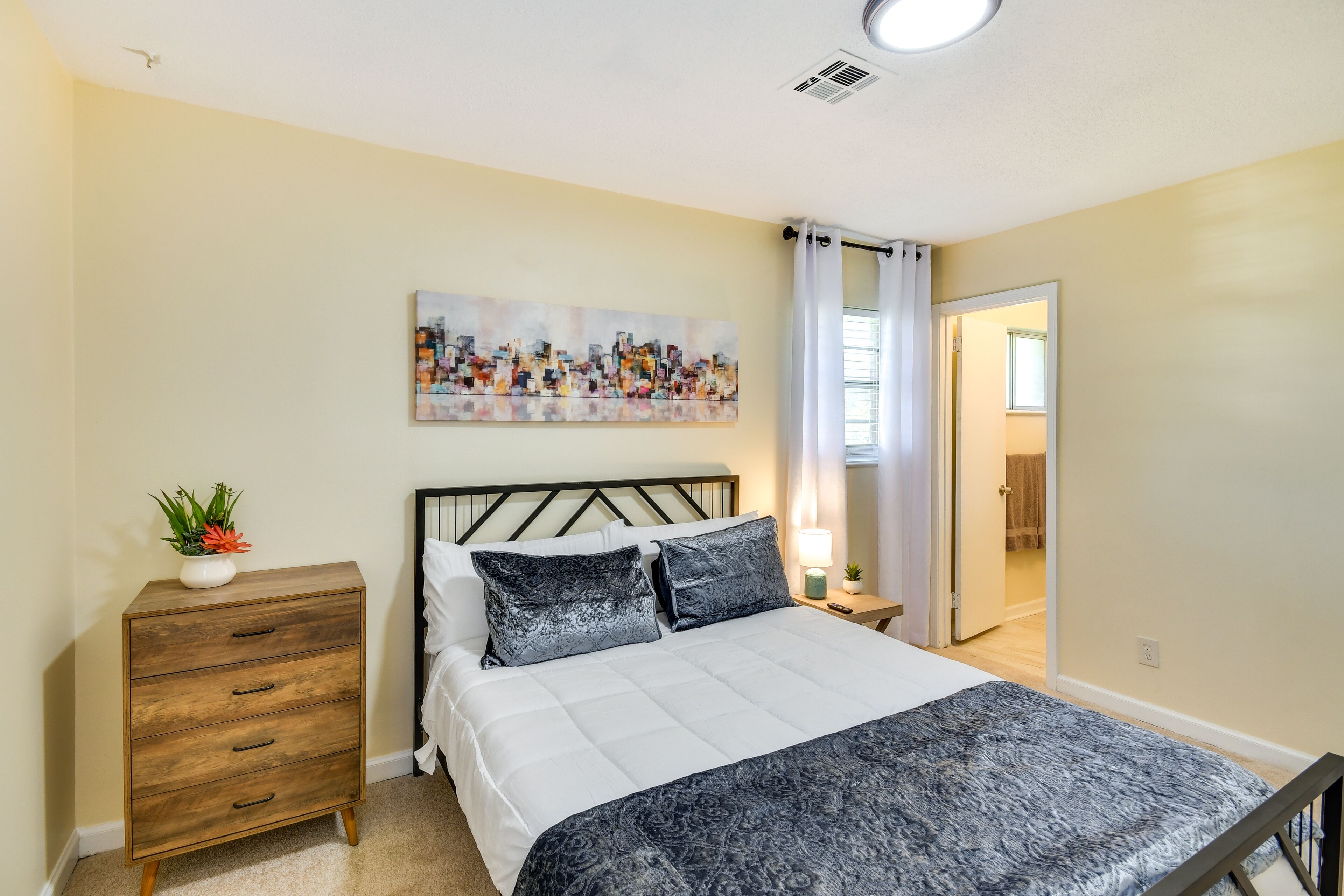 Nhà (4 Bedrooms) | 4 phòng ngủ, khu vực làm việc phù hợp cho laptop 