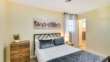 Nhà (4 Bedrooms) | 4 phòng ngủ, khu vực làm việc phù hợp cho laptop