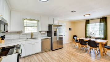 House (4 Bedrooms) | Private kitchen | Microwave, oven, stovetop, dishwasher