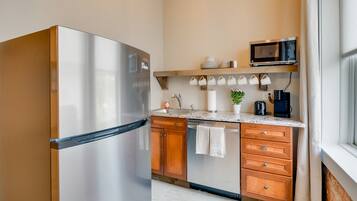 Microwave, dishwasher, cookware/dishes/utensils, paper towels