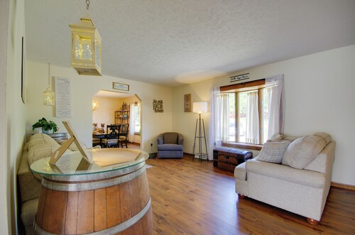 5 Mi to Dtwn Waynesville: 4-acre Group Getaway!