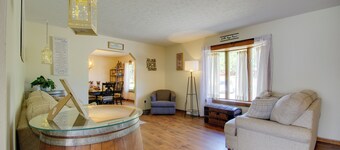 5 Mi to Dtwn Waynesville: 4-acre Group Getaway!