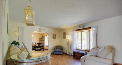 5 Mi to Dtwn Waynesville: 4-acre Group Getaway!