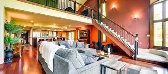Spacious Villa Retreat: 4 Mi to Lake Charlevoix!