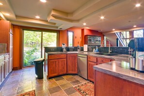 Villa (5 Bedrooms) | Private kitchen