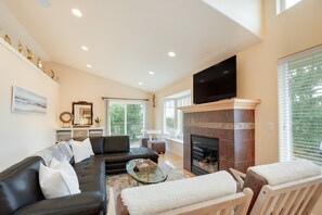 House (4 Bedrooms) | Living area | TV, table tennis - Cozy Waldport Vacation Rental: Steps From the Bay! (Waldport)