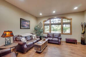 House (5 Bedrooms) | Interior