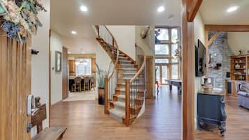 House (5 Bedrooms) | Interior