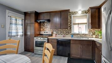 Rumah (3 Bedrooms) | Dapur pribadi | Microwave, oven, kompor, dan mesin pencuci piring