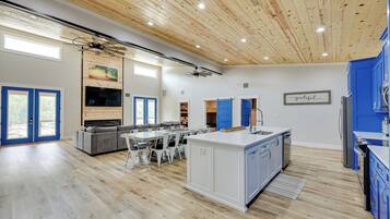 House (6 Bedrooms) | Interior