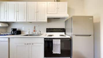 Nhà (1 Bedroom) | Bếp riêng | Lò nướng, bếp nấu, máy rửa bát, dụng cụ nấu nướng/bát dĩa/dao nĩa