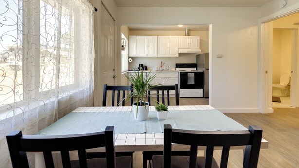 A dining area with a table, chairs, and potted plants. - Quiet Lakefront Clearlake Vacation Rental! (Clearlake)