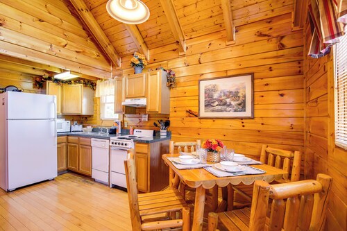 Pigeon Forge Vacation Rental - Walk Downtown!