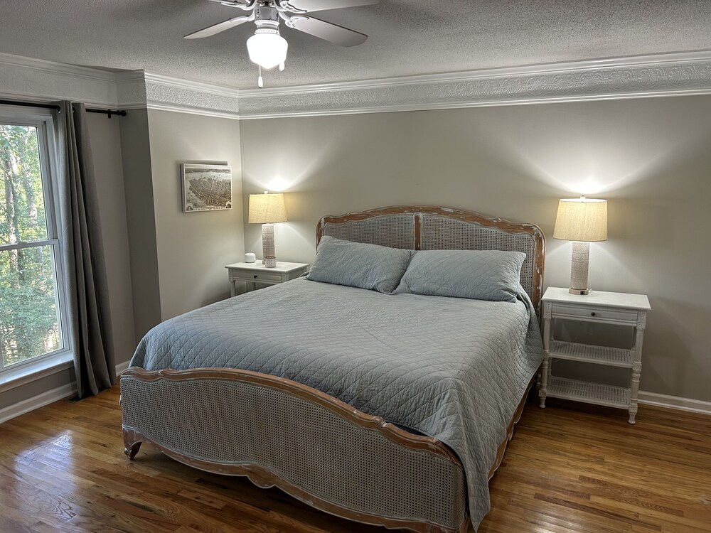 4BR house located on beautiful Lake Hartwell, 30 min. from Clemson