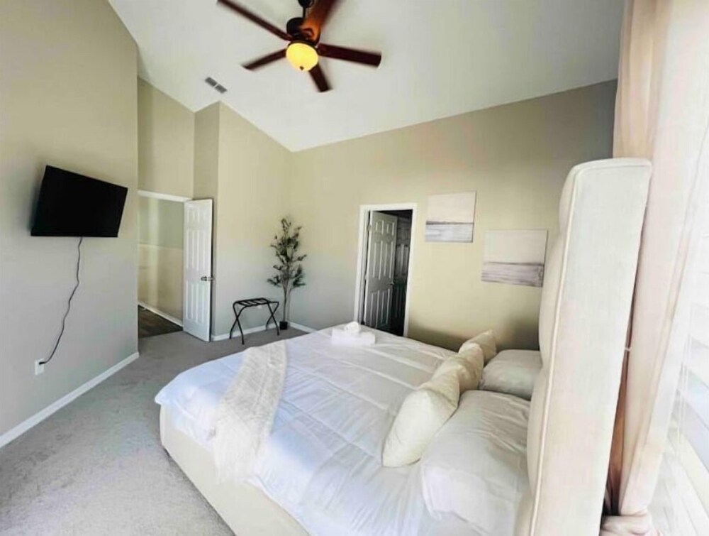 Prívate Pool with a breathtaking lake view Crescent Lakes Vrbo