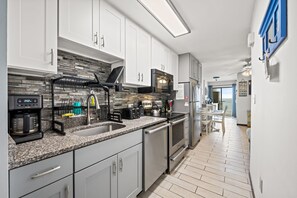 Kylskåp, mikrovågsugn, ugn och spishäll