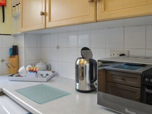 ハイチェア、調理器具と食器