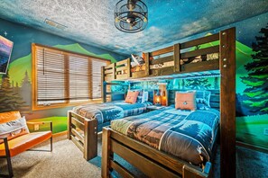 5 bedrooms, iron/ironing board, travel crib, free WiFi - Winter Wonderland of fun near Attractions (Sevierville)