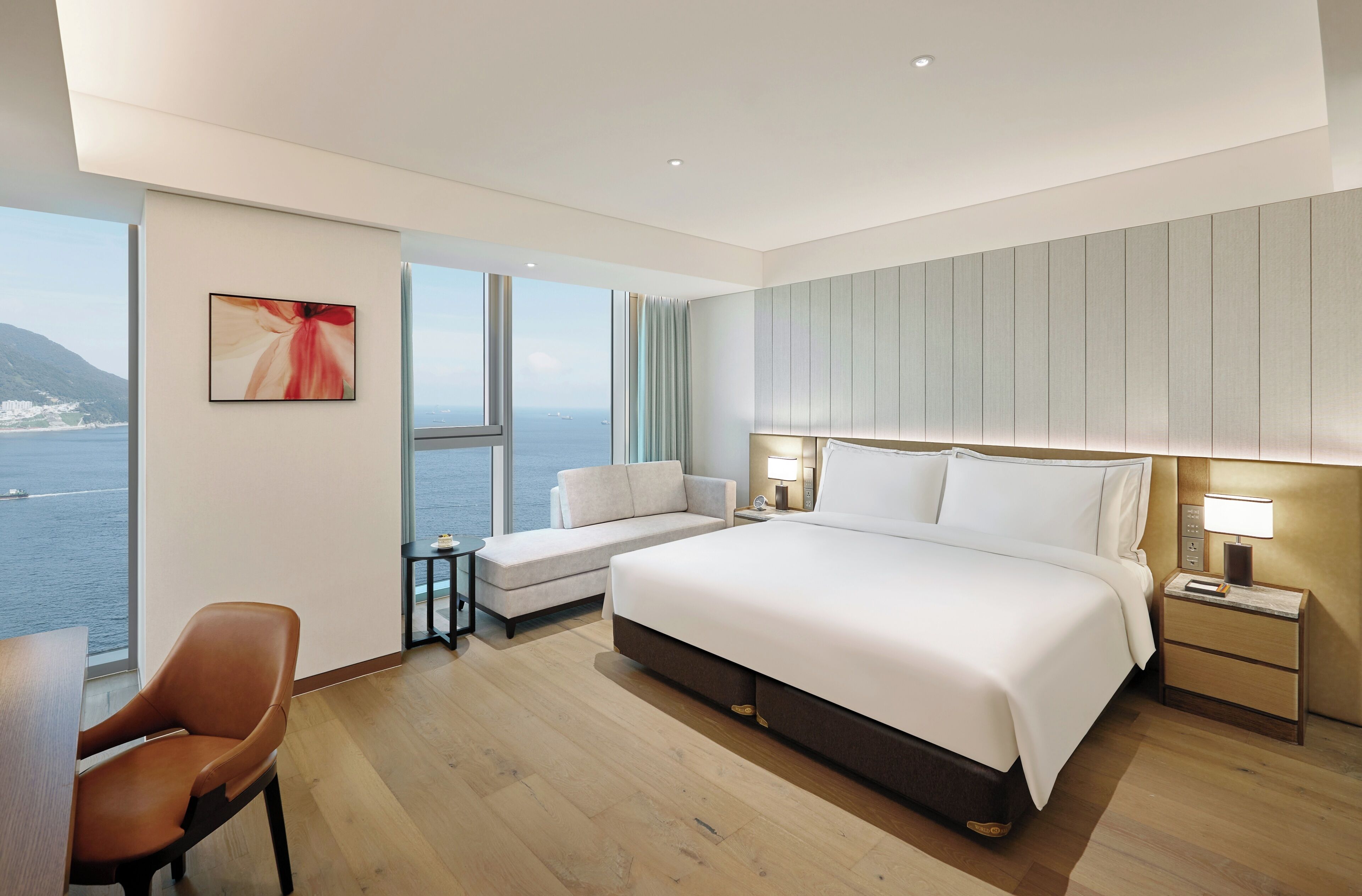 Premium King | Luxe beddengoed, donzen dekbedden, een minibar, een kluis op de kamer