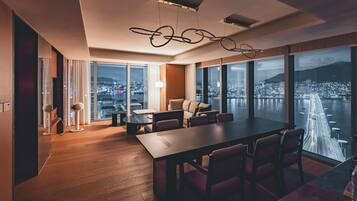 Hochwertige Bettwaren, Daunenbettdecken, Minibar, Zimmersafe