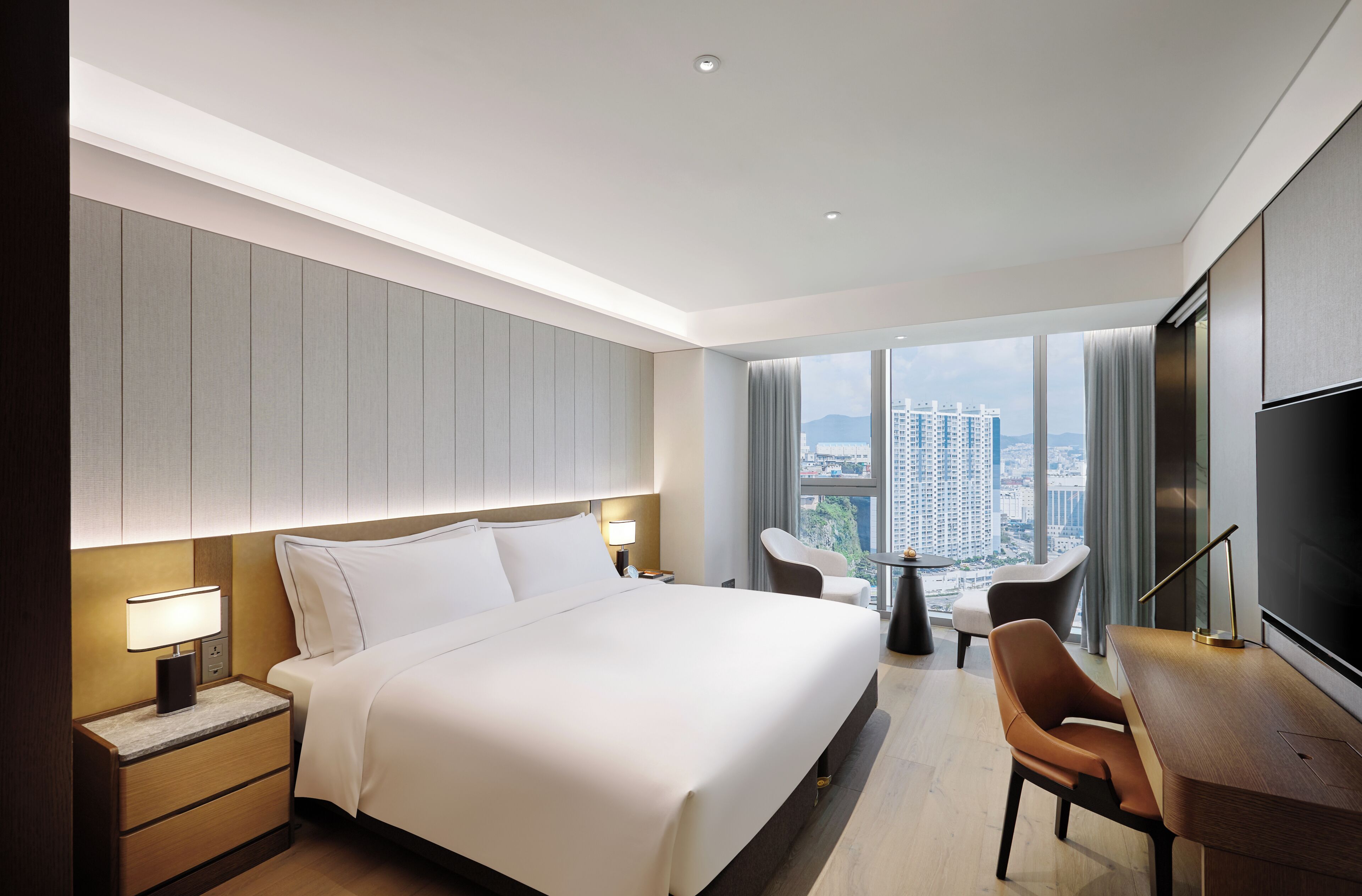 Premium Corner King | Luxe beddengoed, donzen dekbedden, een minibar, een kluis op de kamer