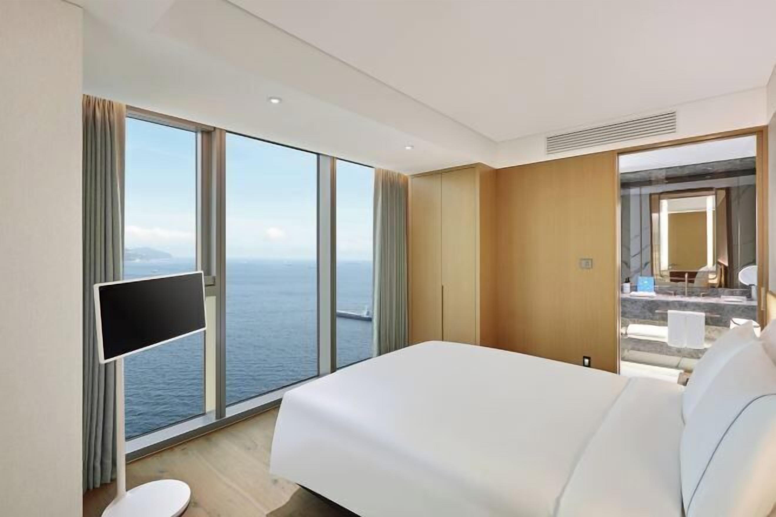 Luxe beddengoed, donzen dekbedden, een minibar, een kluis op de kamer