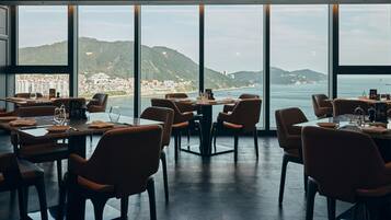 3 restaurantes; se sirven desayunos, almuerzos, cenas y brunches