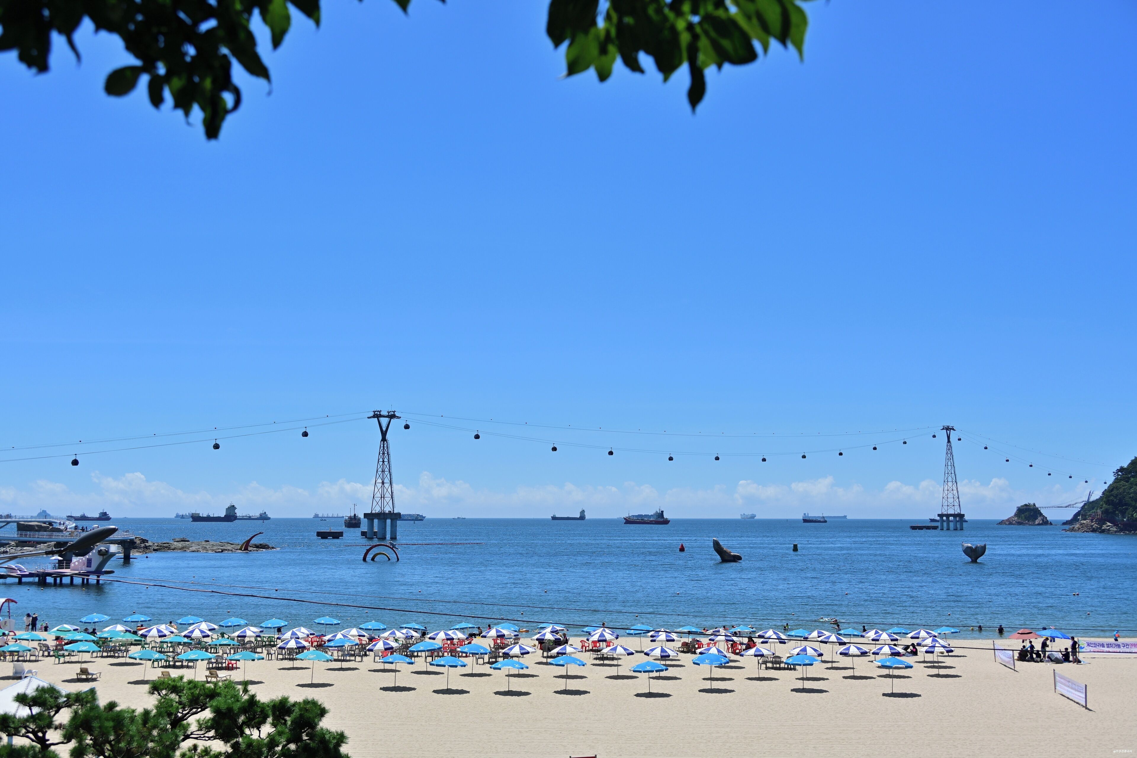 Ubicación cercana a la playa y arena blanca