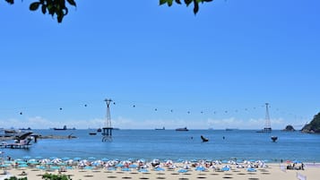 Ubicación cercana a la playa y arena blanca