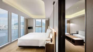 Suite, 1 King Bed, Non Smoking, Corner | Premium bedding, down duvets, minibar, in-room safe