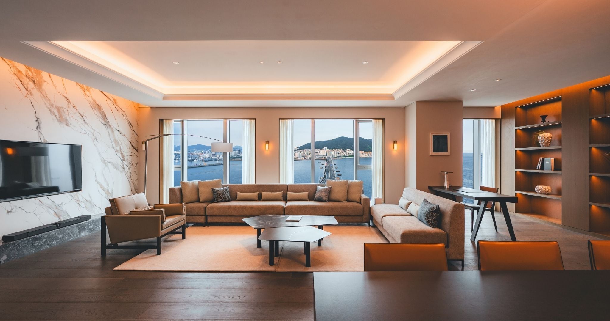 Ropa de cama de alta calidad, cubrecamas y minibar 