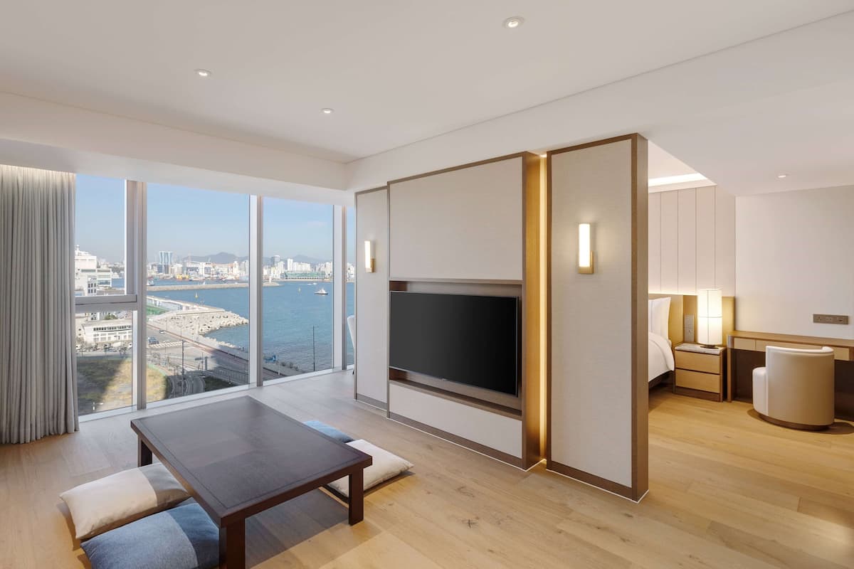Suite, 1 cama matrimonial, para no fumadores (Ondol) | Área de sala de estar | Televisión LED de 50 pulgadas con canales por cable