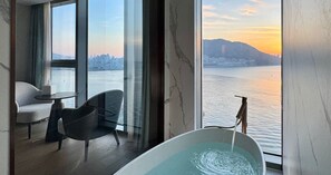 Designer toiletartikelen, een haardroger, badjassen, pantoffels