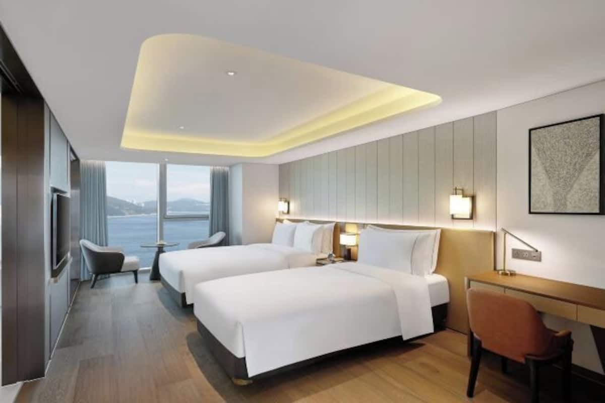 Premium bedding, down duvets, minibar, in-room safe