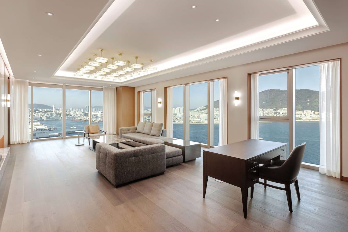 Suite Grand, varias camas, para no fumadores (Wyndham) | Área de sala de estar | Televisión LED de 50 pulgadas con canales por cable