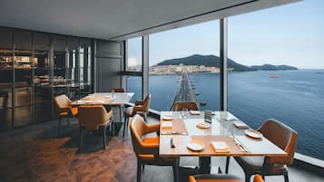 3 restaurants; breakfast, lunch, dinner and brunch served