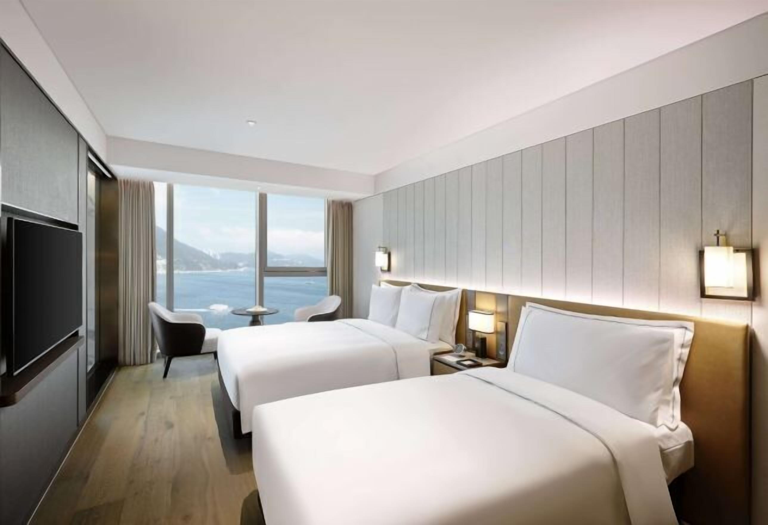 เครื่องนอนระดับพรีเมียม, ผ้านวมขนเป็ด, มินิบาร์, ตู้นิรภัยในห้องพัก