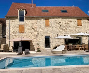 Utendørsbasseng og et oppvarmet basseng