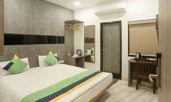 Habitación económica | Caja fuerte, escritorio, ropa de cama