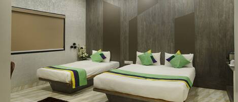 Habitación Deluxe | Caja de seguridad en la habitación, escritorio y ropa de cama