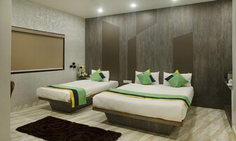 Habitación Deluxe | Caja fuerte, escritorio, ropa de cama