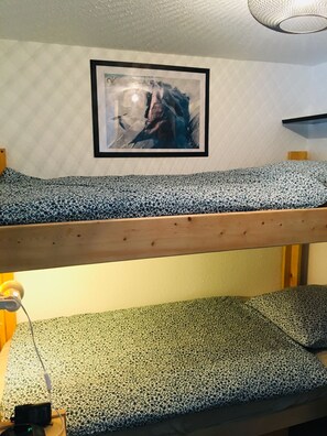 2 chambres, fer et planche à repasser