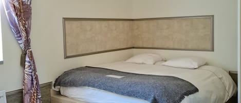 1 Schlafzimmer, Schreibtisch, Bügeleisen/Bügelbrett, Reisekinderbett