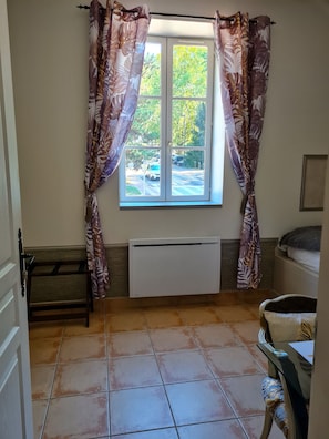 1 chambre, bureau, fer et planche Ă repasser, lit parapluie