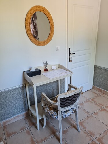 Chambre double cosy donnant sur rue dans maison de charme