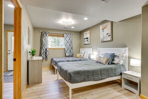 5 habitaciones, escritorio y tabla de planchar con plancha 